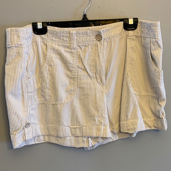 NWOT tan/ white Ann Taylor Loft shorts , 16 - Picture 1 of 7